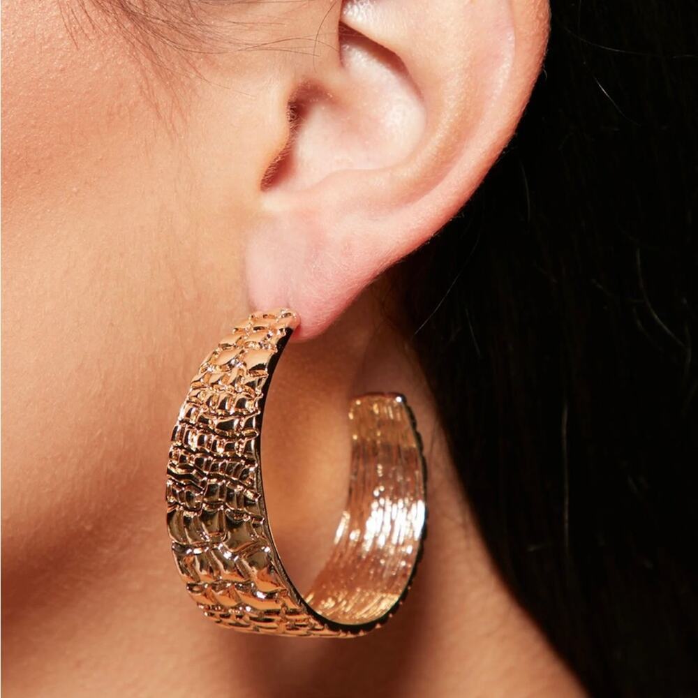 FASHION NOVA Gold Textured Hoop Earrings NWT